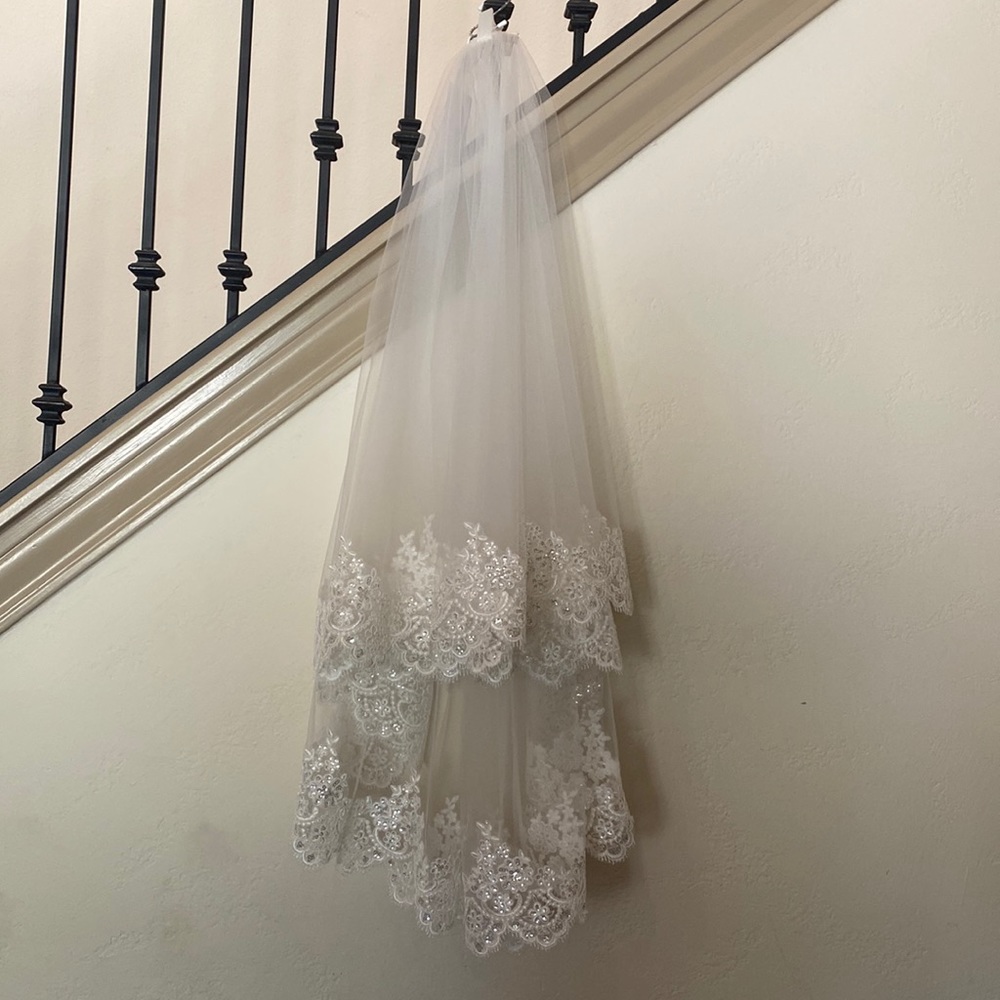 Fingertip length veil Ivory Sequin and Lace Two-Tier NWT Bridal Bride Wedding